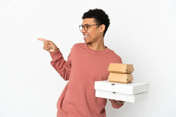 Junger Afroamerikanischer Mann Hält Einen Burger Und Pizzen Isoliert Auf — Stockfoto