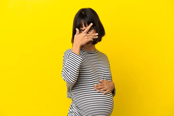 Młoda Kobieta Ciąży Odizolowanym Żółtym Tle Zakrywającym Oczy Dłońmi Uśmiechającym — Zdjęcie stockowe