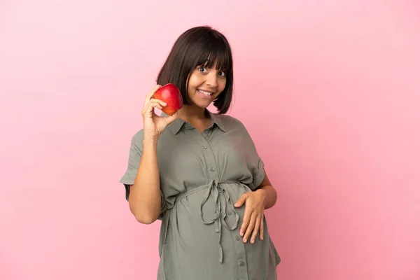 Frau Über Einsamen Hintergrund Schwanger Und Hält Einen Apfel Der — Stockfoto