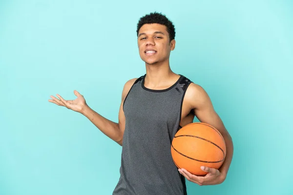 Basketbalista Afroameričan Izolovaný Modrém Pozadí Natahuje Ruce Stranu Pro Pozvání — Stock fotografie
