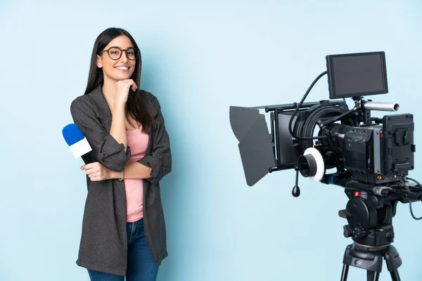 Mulher Repórter Segurando Microfone Reportando Notícias Isoladas Fundo Azul Com — Fotografia de Stock