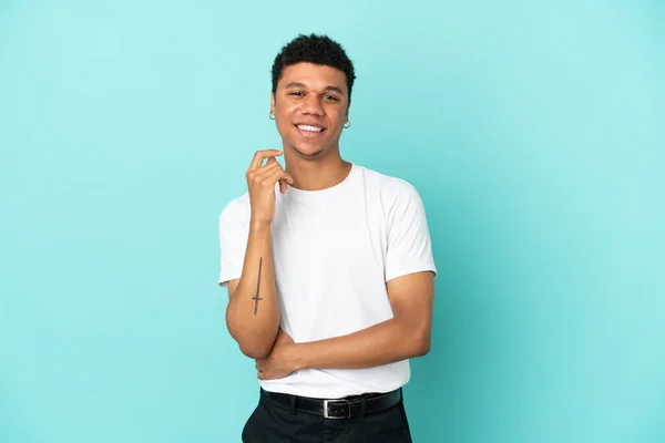 Joven Afroamericano Aislado Sobre Fondo Azul Riendo — Foto de Stock