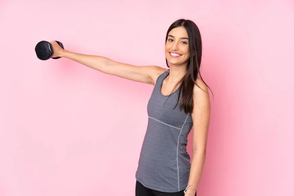 Jovem Mulher Fazendo Levantamento Peso Isolado Fundo Rosa — Fotografia de Stock