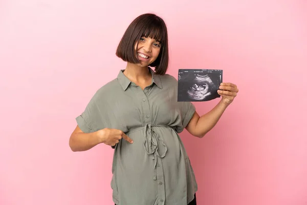 孤立した背景妊娠中や超音波を保持上の女性 — ストック写真