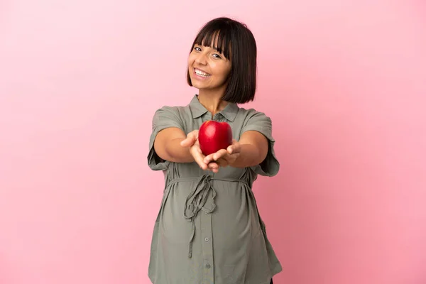 Frau Über Einsamen Hintergrund Schwanger Und Hält Einen Apfel Der — Stockfoto