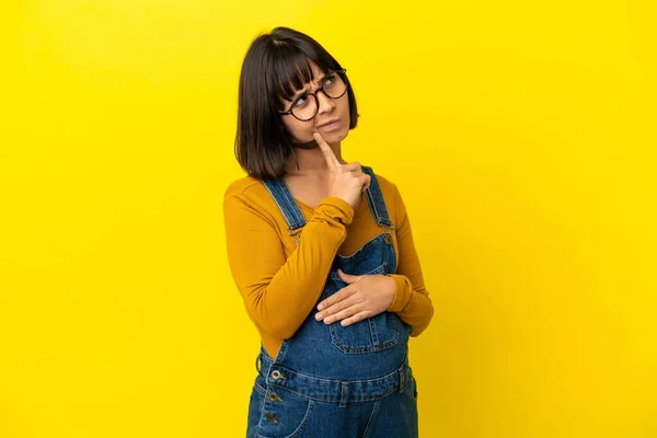 Jonge Zwangere Vrouw Geïsoleerde Gele Achtergrond Die Twijfels Heeft Terwijl — Stockfoto