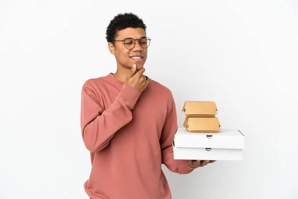 Junger Afroamerikanischer Mann Mit Einem Burger Und Pizzen Auf Weißem — Stockfoto