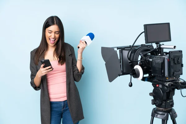 Reportera Mujer Sosteniendo Micrófono Reportando Noticias Aisladas Sobre Fondo Azul —  Fotos de Stock