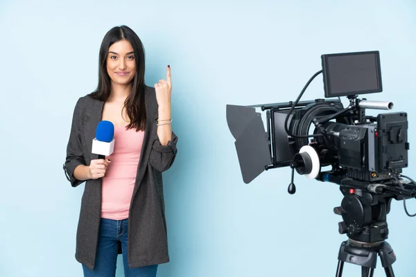 Elinde Mikrofon Tutan Mavi Arka Planda Haber Sunan Gazeteci Kadın — Stok fotoğraf