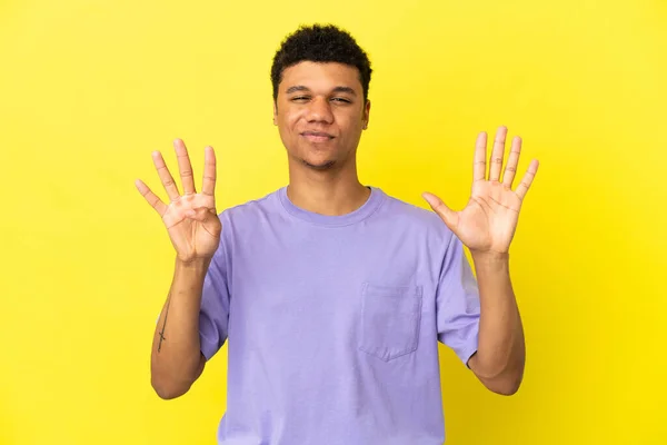 Jovem Afro Americano Isolado Fundo Amarelo Contando Nove Com Dedos — Fotografia de Stock