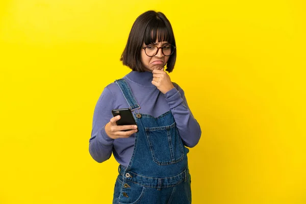 Ung Gravid Kvinna Över Isolerad Gul Bakgrund Tänkande Och Skicka — Stockfoto