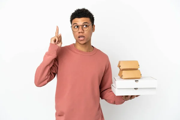 Junger Afroamerikanischer Mann Hält Einen Burger Und Pizzen Isoliert Auf — Stockfoto