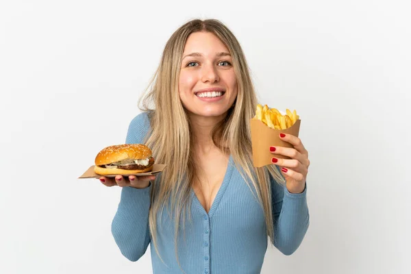 Młoda Blondynka Trzyma Smażone Frytki Cheeseburgera Odosobnionym Tle — Zdjęcie stockowe