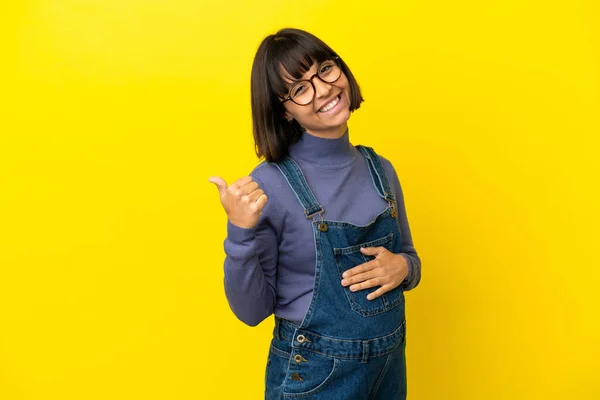 Jovem Grávida Sobre Fundo Amarelo Isolado Com Polegares Para Cima — Fotografia de Stock