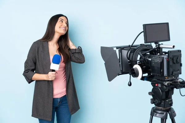 Reporter Kobieta Trzyma Mikrofon Raportuje Wiadomości Izolowane Niebieskim Tle Myśląc — Zdjęcie stockowe