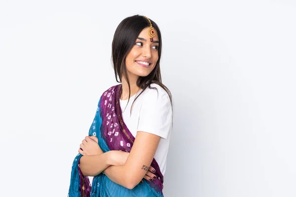 Jonge Indiaanse Vrouw Geïsoleerd Witte Achtergrond Met Armen Gekruist Gelukkig — Stockfoto