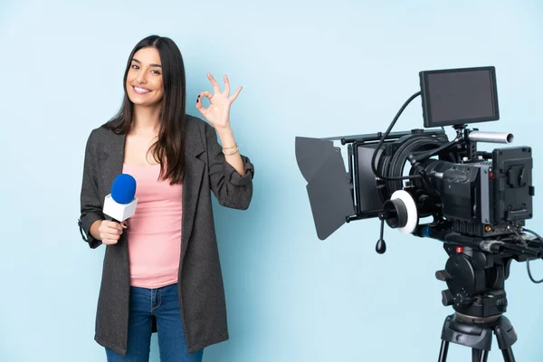 Reporter Donna Possesso Microfono Segnalazione Notizie Isolate Sfondo Blu Mostrando — Foto Stock