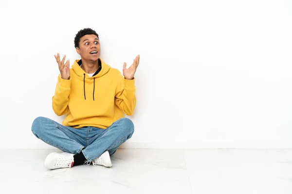 Giovane Uomo Afroamericano Seduto Sul Pavimento Isolato Sfondo Bianco Con — Foto Stock
