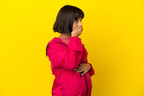 Mladá Těhotná Žena Přes Izolované Žluté Pozadí Pokrývající Ústa Při — Stock fotografie