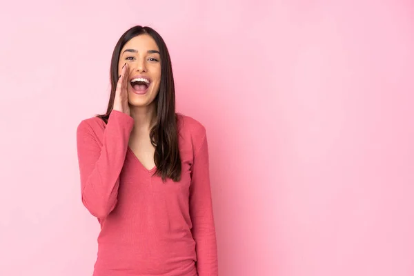 Joven Mujer Caucásica Sobre Fondo Aislado Gritando Con Boca Abierta — Foto de Stock