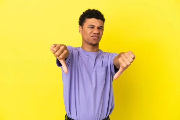 Jonge Afro Amerikaanse Man Geïsoleerd Gele Achtergrond Met Duim Naar — Stockfoto