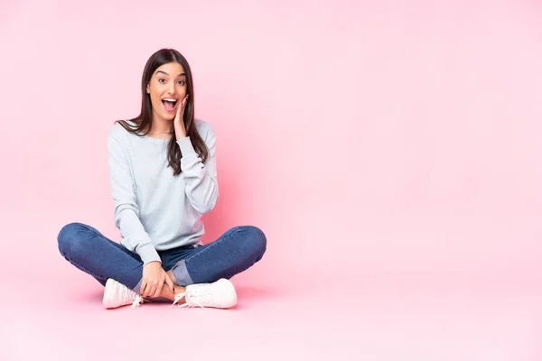 Mujer Joven Caucásica Aislada Sobre Fondo Rosa Con Expresión Facial — Foto de Stock