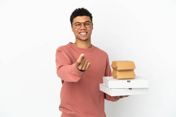 Junger Afroamerikanischer Mann Hält Einen Burger Und Pizzen Isoliert Auf — Stockfoto