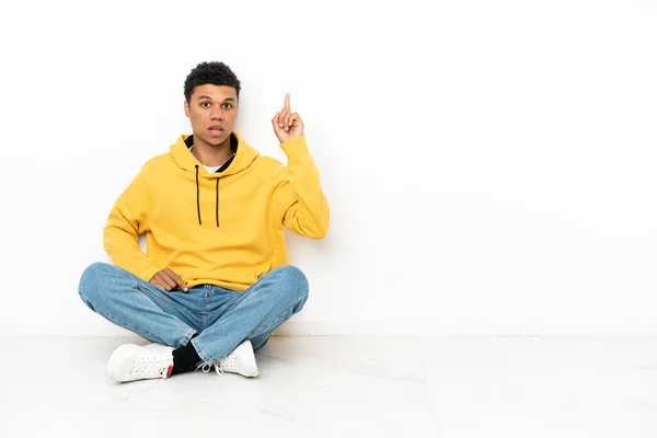 Giovane Uomo Afroamericano Seduto Sul Pavimento Isolato Sfondo Bianco Pensando — Foto Stock