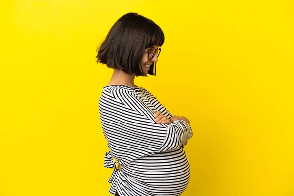 Jovem Grávida Sobre Fundo Amarelo Isolado Posição Lateral — Fotografia de Stock