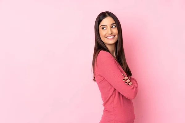 Giovane Donna Caucasica Sfondo Isolato Con Braccia Incrociate Felici — Foto Stock