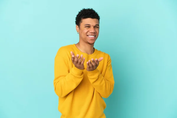 Joven Afroamericano Aislado Sobre Fondo Azul Aplaudiendo Después Presentación Una — Foto de Stock