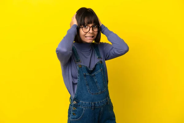 Giovane Donna Incinta Isolato Sfondo Giallo Facendo Gesto Nervoso — Foto Stock