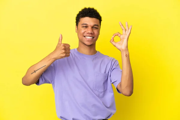 Joven Hombre Afroamericano Aislado Sobre Fondo Amarillo Mostrando Signo Pulgar — Foto de Stock