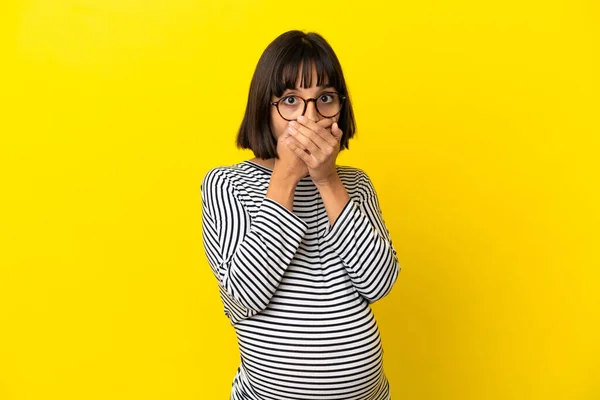 Mladá Těhotná Žena Přes Izolované Žluté Pozadí Pokrývající Ústa Rukama — Stock fotografie