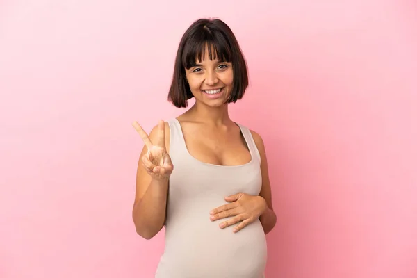 Ung Gravid Kvinna Över Isolerad Rosa Bakgrund Ler Och Visar — Stockfoto