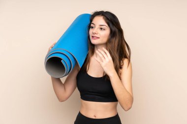 Tecrit edilmiş geçmişi olan genç bir spor kadını.