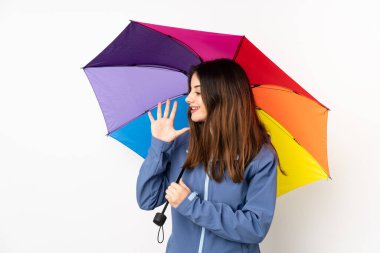 Beyaz arka planda bir şemsiye tutan kadın ağzı açık bağırıyor.