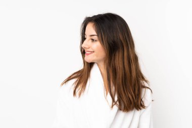 Beyaz arka planda soyutlanmış beyaz bir kadın. Portre