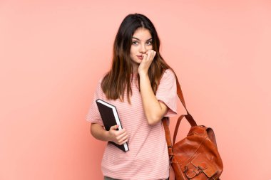 Üniversiteye giden genç bir öğrenci pembe arka planda parmak izi gösteriyor.