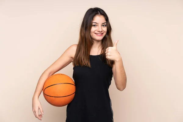 Νεαρή Καυκάσια Γυναίκα Απομονωμένη Μπεζ Φόντο Παίζοντας Μπάσκετ Και Τον — Φωτογραφία Αρχείου