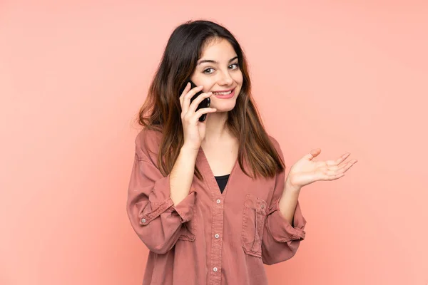 Молода Біла Жінка Ізольована Рожевому Тлі Веде Розмову Мобільним Телефоном — стокове фото