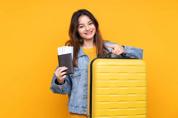 Jonge Blanke Vrouw Geïsoleerd Gele Achtergrond Vakantie Met Koffer Paspoort — Stockfoto