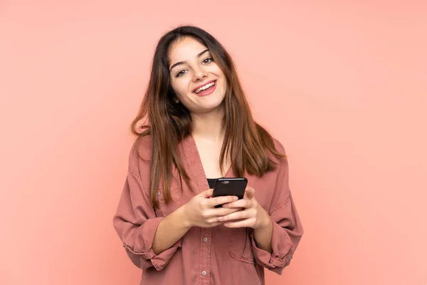 Joven Mujer Caucásica Aislada Sobre Fondo Rosa Sorprendida Enviando Mensaje —  Fotos de Stock