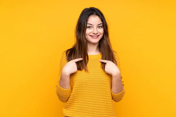 Jonge Kaukasische Vrouw Geïsoleerd Gele Achtergrond Met Verrassing Gezichtsuitdrukking — Stockfoto