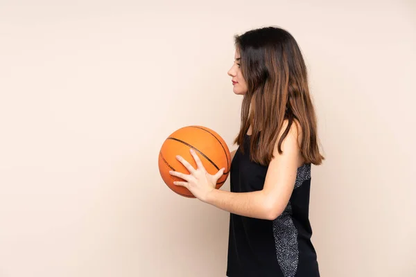 Mladý Kavkazský Žena Izolovaný Béžové Pozadí Hrát Basketbal — Stock fotografie