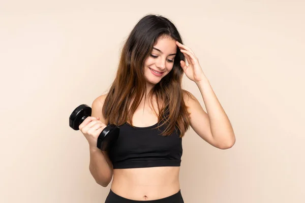 Joven Mujer Deportiva Haciendo Levantamiento Pesas Aislado Sobre Fondo Beige —  Fotos de Stock