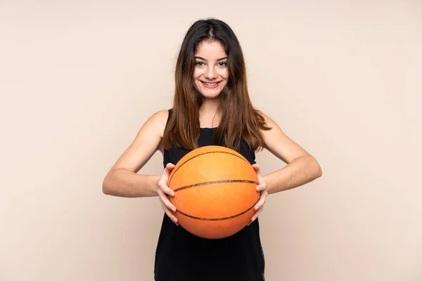 Молода Біла Жінка Ізольована Бежевому Фоні Граючи Баскетбол — стокове фото