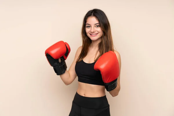 若いですスポーツ女性でボクシング手袋上の隔離された背景 — ストック写真