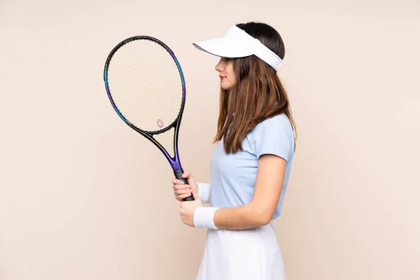 Молода Біла Жінка Ізольована Бежевому Фоні Граючи Теніс — стокове фото
