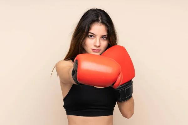 年轻的女运动员 戴着拳击手套 背景偏僻 — 图库照片